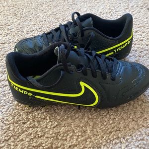 Nike Kids' Tiempo Legend 9 Club FG Soccer Cleats